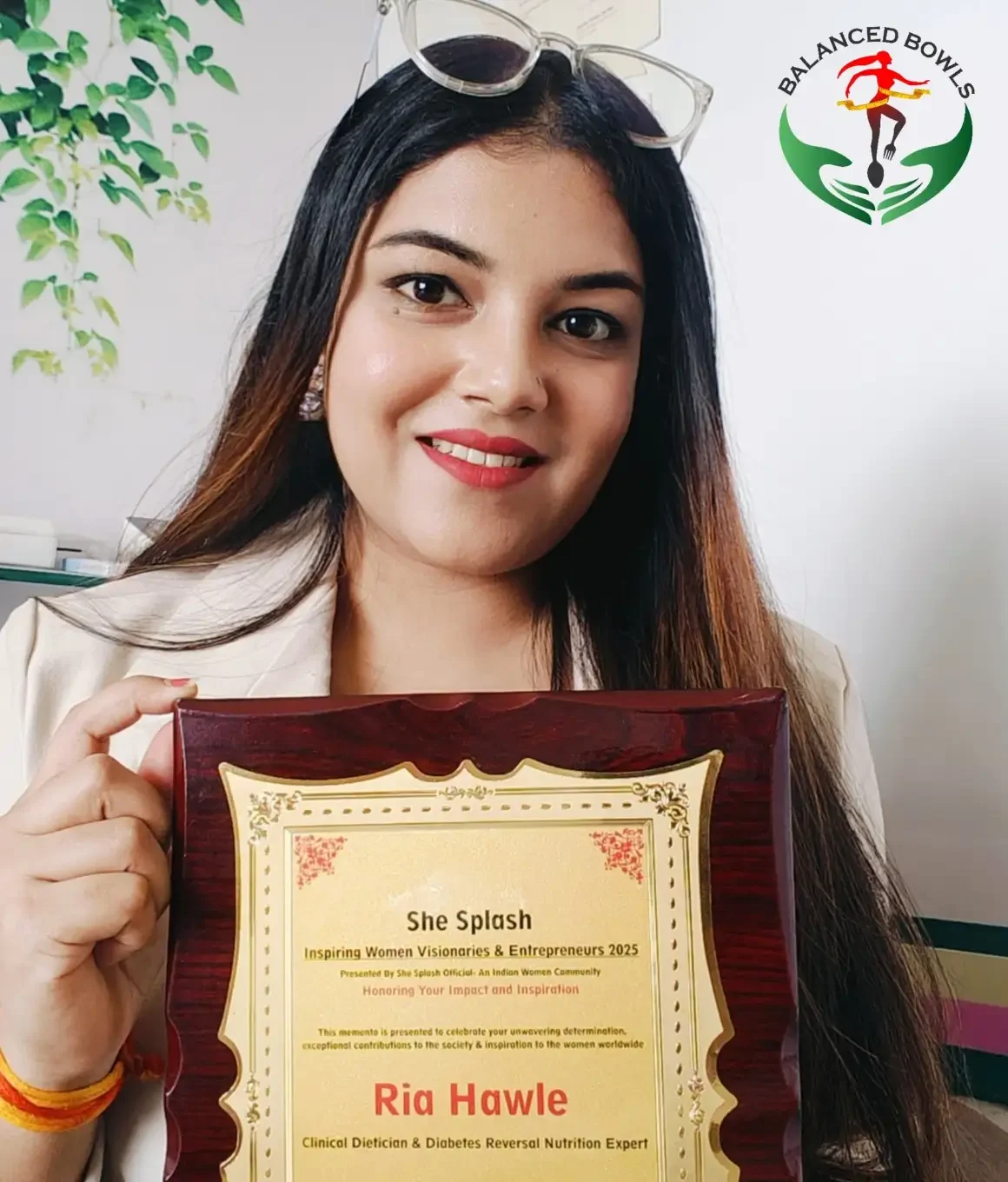 Dt. Ria Hawle holding Award of best dietitian.